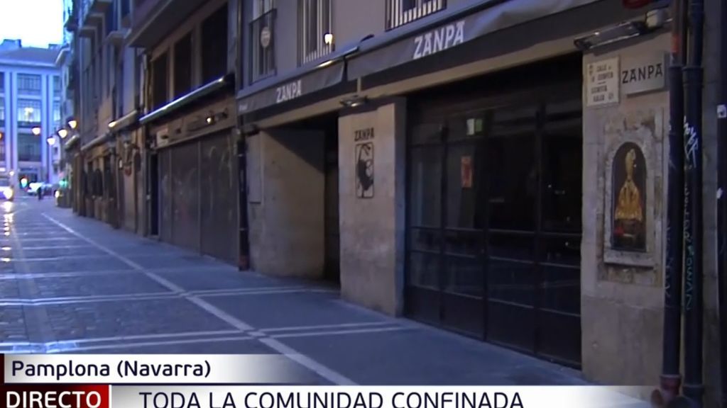 La céntrica calle Estafeta de Pamplona, desierta y con bares cerrados