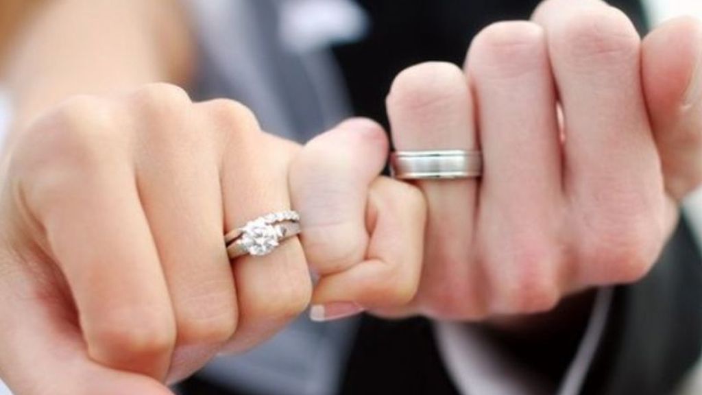 Y, también, en los anillos de boda.