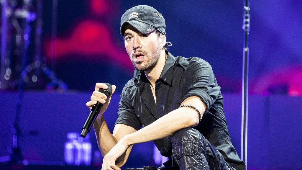 Enrique Iglesias, reconocido como el mejor artista latino: su posado con el premio desde el baño