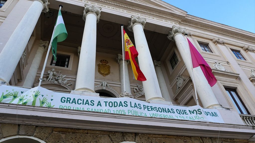 Una pancarta en el ayuntamiento agradece el trabajo de los sanitarios