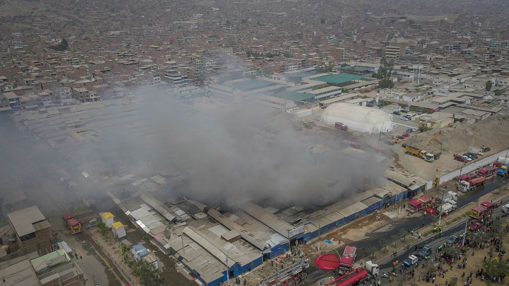 Un gran incendio en un mercado se lleva por delante el medio de vida de cientos de personas en Perú