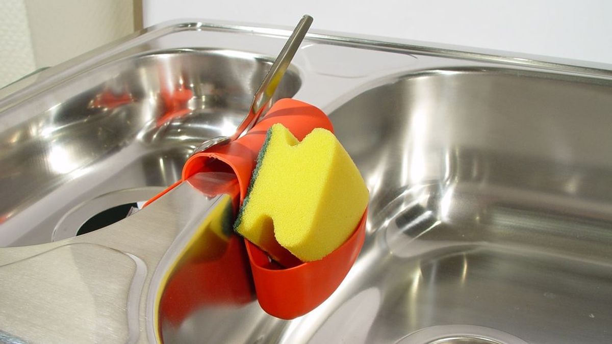 Prácticas de riesgo en la cocina: ¿cuánto tiempo usas el mismo estropajo?