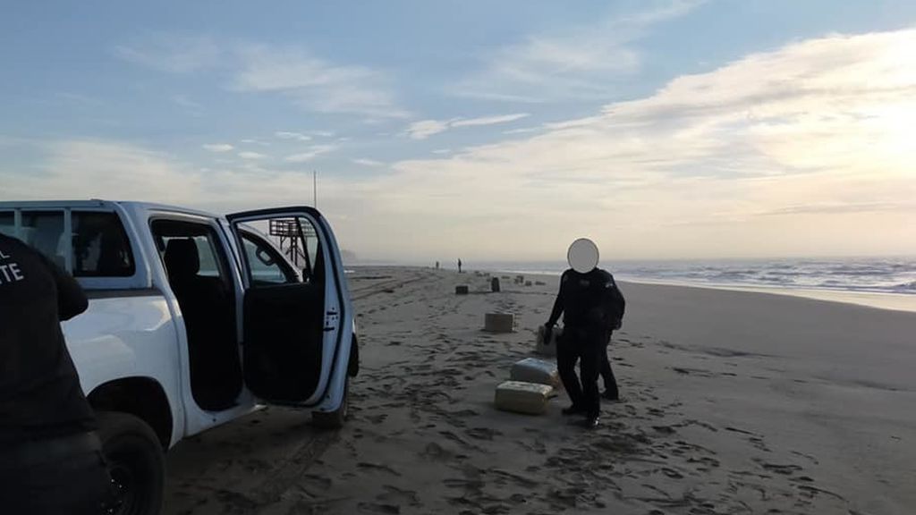 La borrasca Bárbara siembra de fardos de droga una playa de Huelva La borrasca Bárbara siembra de fardos de droga una playa de Huelva