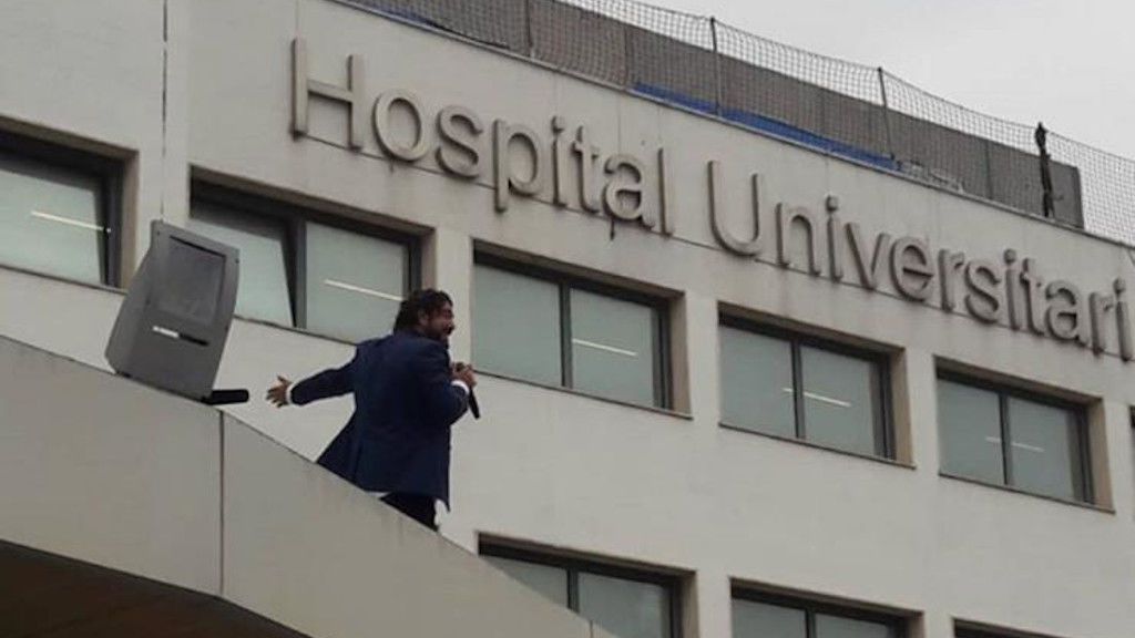 Antonio Orozco ofrece un concierto sorpresa en el tejado del Hospital de Bellvitge, en Barcelona Antonio Orozco ofrece un concierto sorpresa en el tejado del Hospital de Bellvitge, en Barcelona