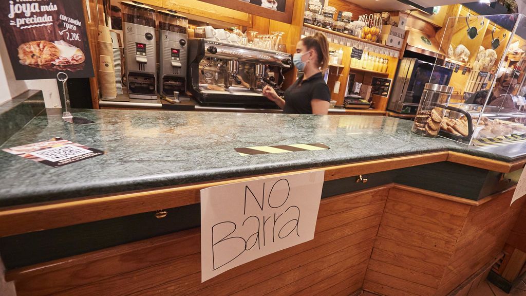 EuropaPress_3388909_camarera_cafeteria_taberna_pamplona_prepara_cafe_llevar_dia_entrado_vigor
