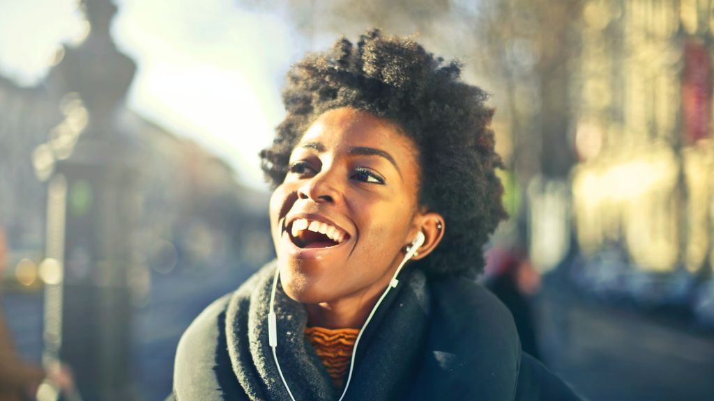 Chica escuchando música