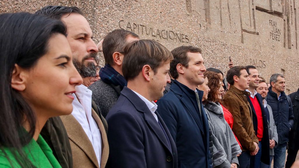 Casado y Abascal juntos en la foto de Colón