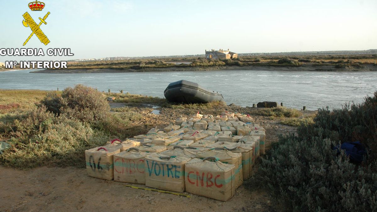 Cuando la profundidad importa: casi dos toneladas de hachís intervenidas en el caño de Sancti Petri Cuando la profundidad importa: casi dos toneladas de hachís intervenidas en el caño de Sancti Petri