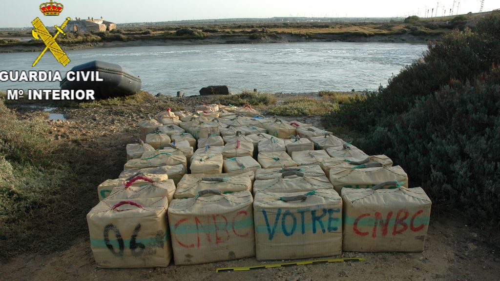Los fardos apilados en la orilla