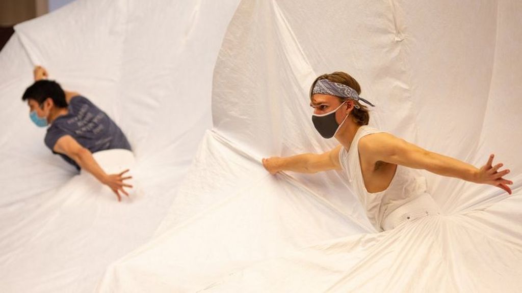 El coronavirus llega al ballet: tutús especiales mantener la distancia de seguridad El coronavirus llega al ballet: tutús especiales mantener la distancia de seguridad