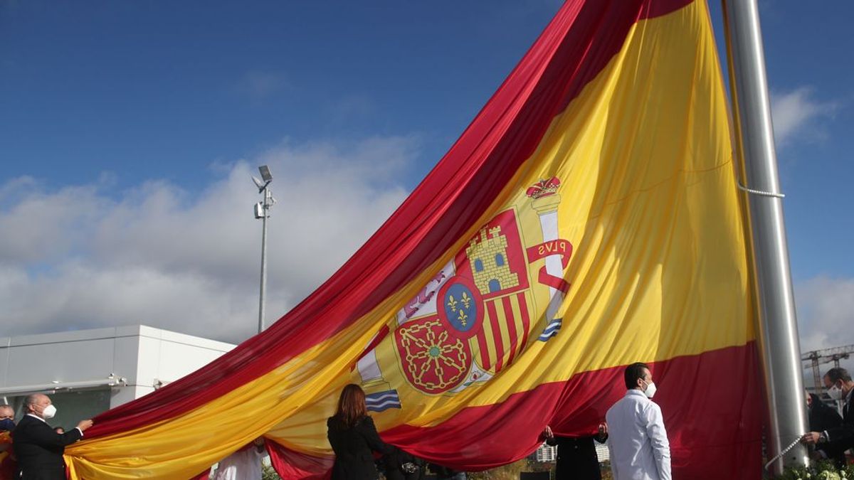 Críticas al izado de la bandera de España de 75 metros cuadrados en Madrid