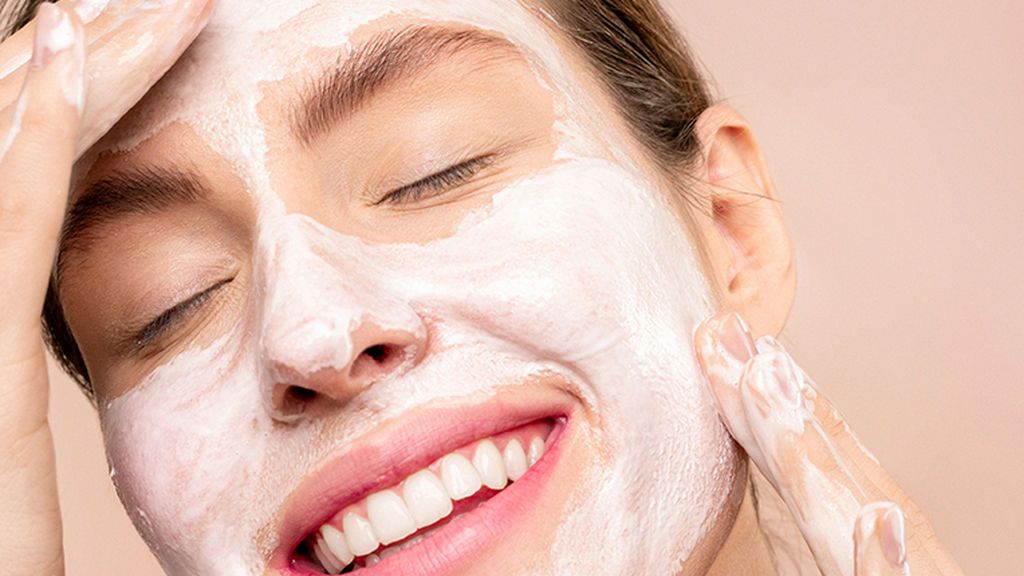 Por tanto, habrá que echarse cremas y limpiar bien el rostro con jabón.