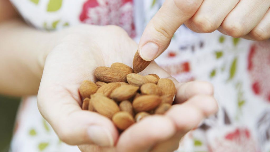 Eso sí, será muy importante tomar los frutos secos al natural.