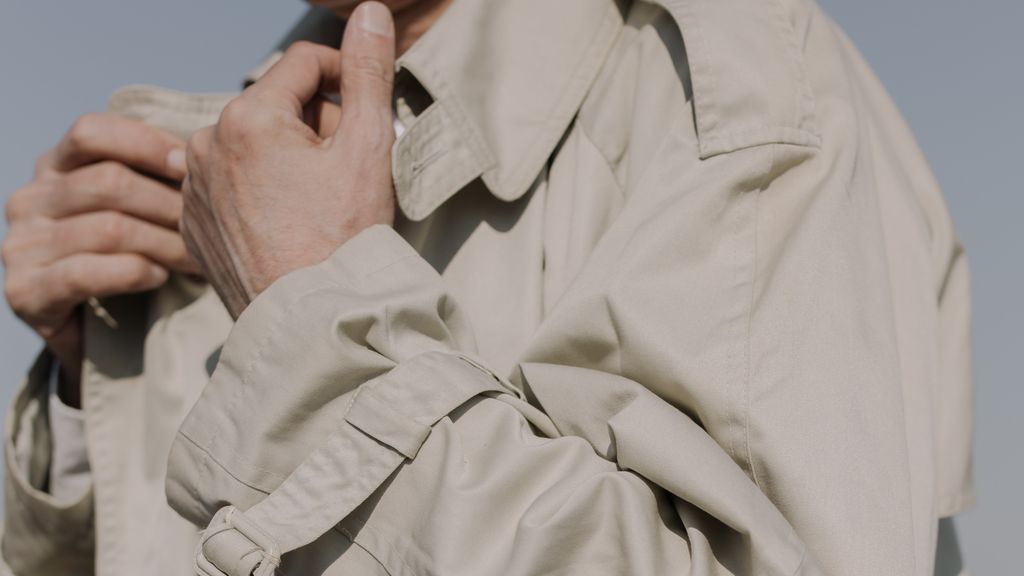 Cómo combinar una gabardina, la prenda estrella de David Beckham que formará parte de tu armario este otoño.