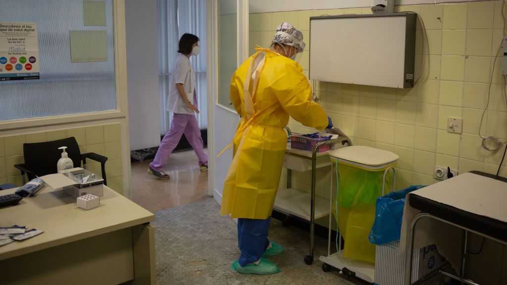 Una auxiliar de enfermería de un hospital de Ferrol se contagia de nuevo tras haber pasado la covid-19 en abril Una auxiliar de enfermería de un hospital de Ferrol se contagia de nuevo tras haber pasado la covid-19 en abril