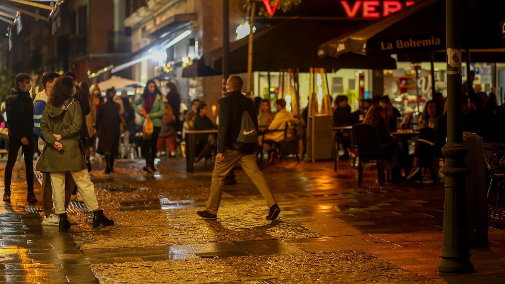 El lío normativo confunde a los madrileños sobre qué pueden hacer y qué no este fin de semana El lío normativo confunde a los madrileños sobre qué pueden hacer y qué no este fin de semana
