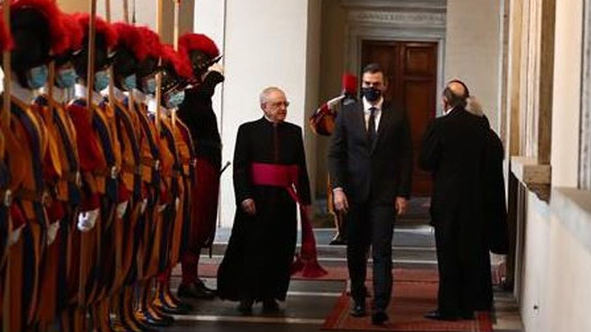 Pedro Sánchez llega puntual al Vaticano para su encuentro con el Papa