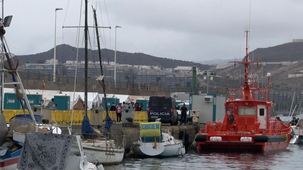Más de 1.260 migrantes pernoctan en el muelle de Arguineguín en una noche en la que llegan otras 77 personas Más de 1.260 migrantes pernoctan en el muelle de Arguineguín en una noche en la que llegan otras 77 personas