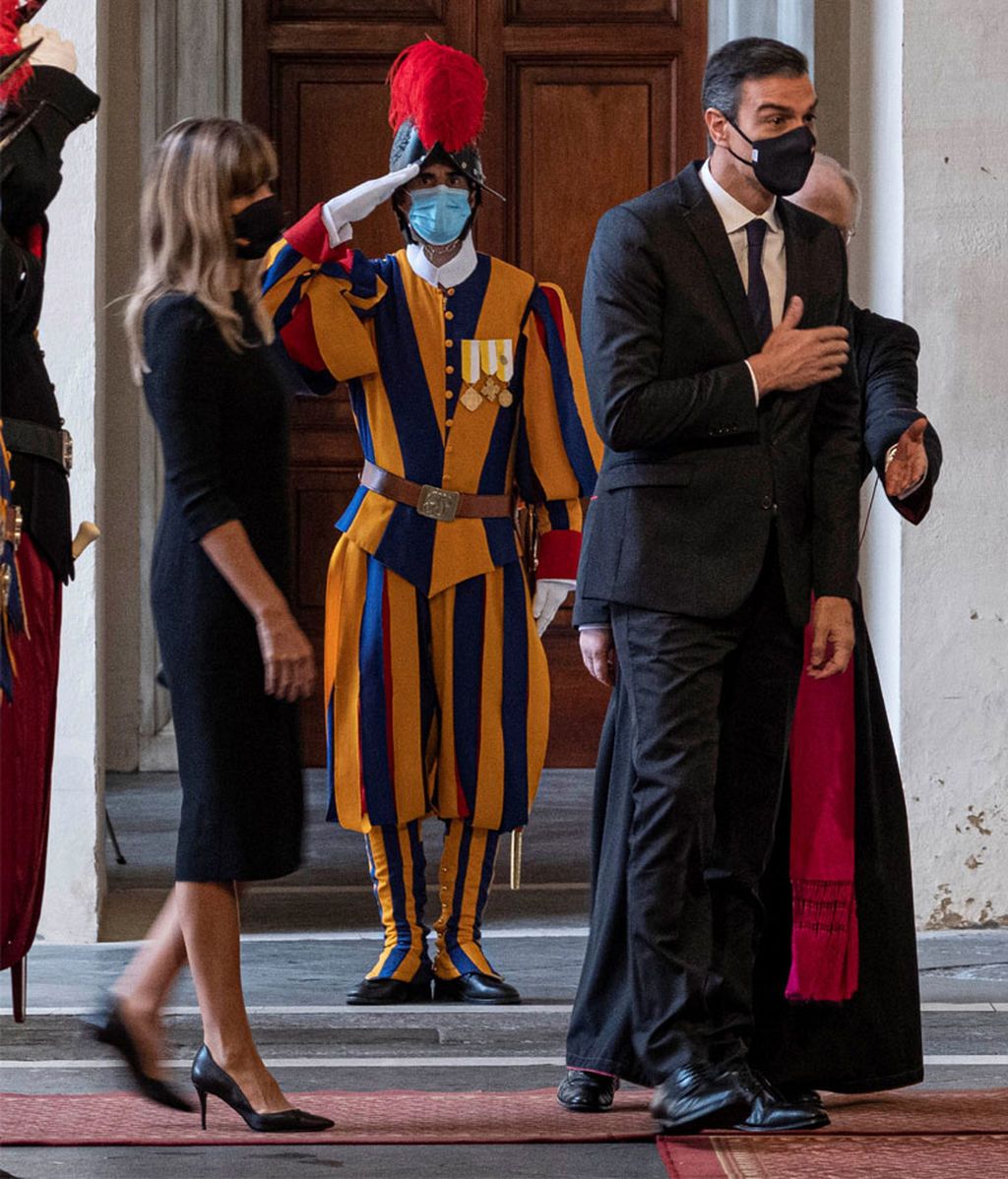 Pedro Sánchez y su mujer, Begoña Gómez, llegan al Vaticano
