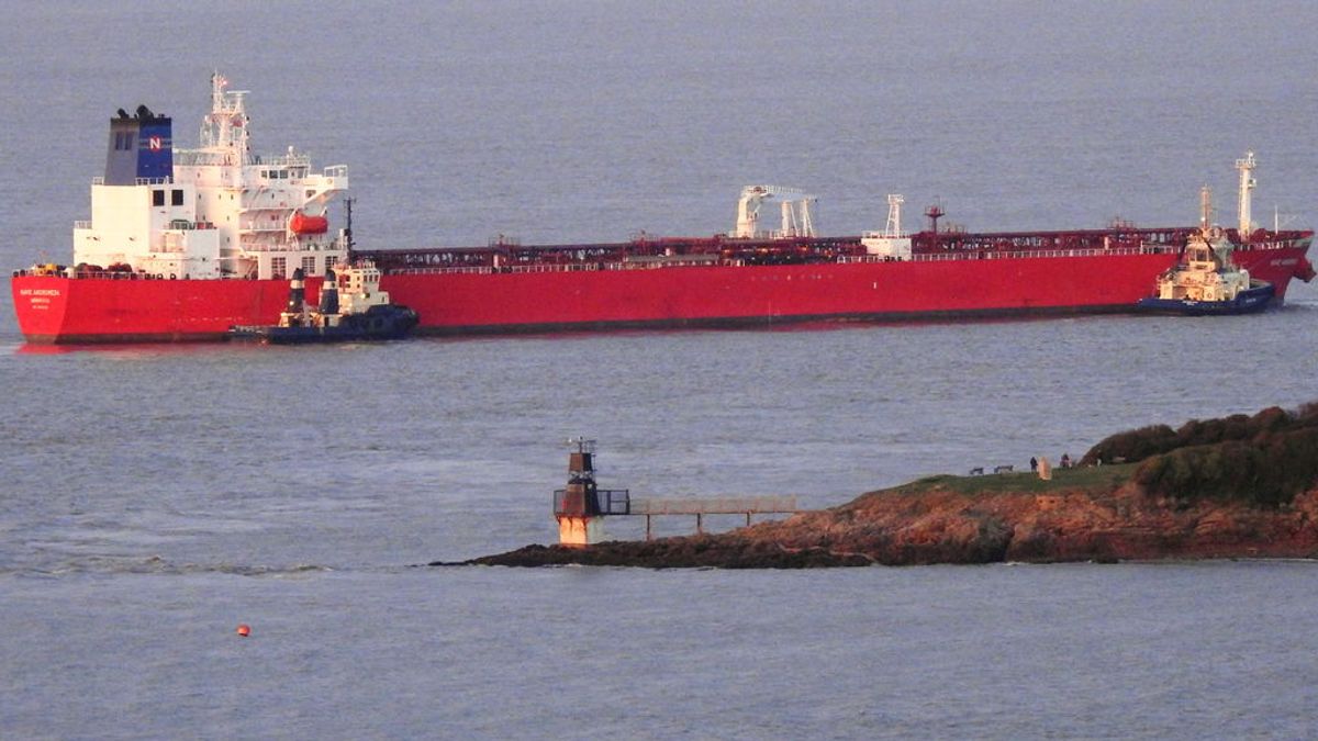 La policía británica pide ayuda militar para lidiar con incidente con polizones en un petrolero en la isla de Wight La policía británica pide ayuda militar para lidiar con incidente con polizones en un petrolero en la isla de Wight
