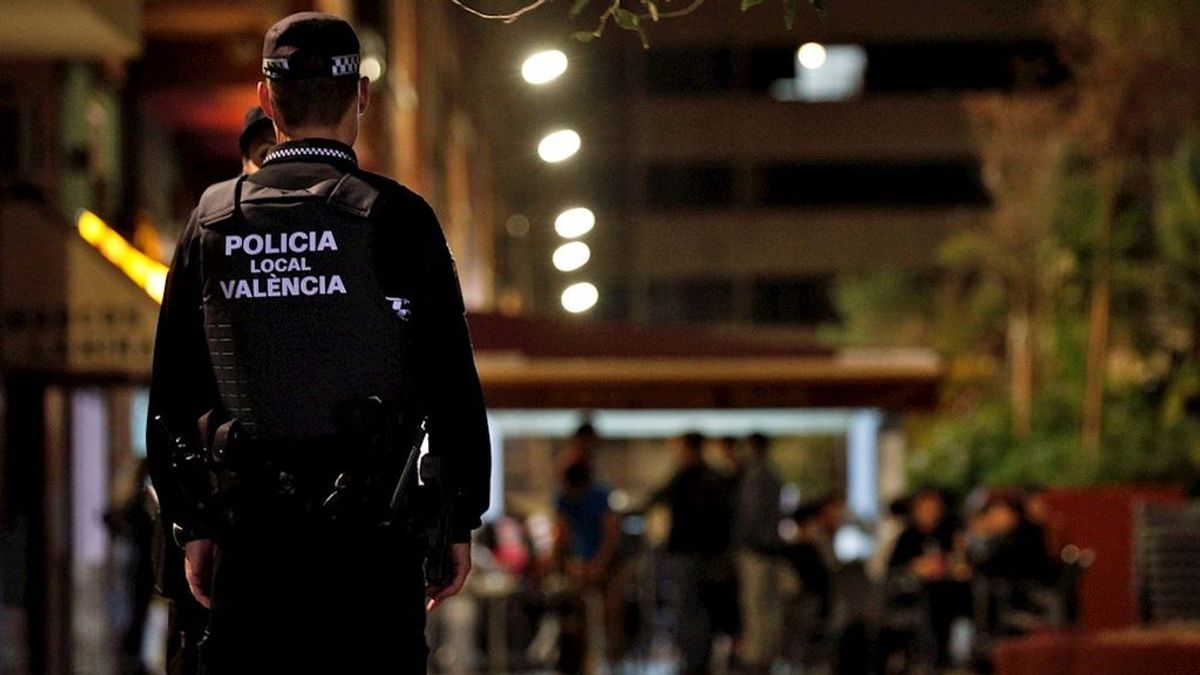 Cuatro detenidos y 83 actas en la primera madrugada con toque de queda en Valencia Cuatro detenidos y 83 actas en la primera madrugada con toque de queda en Valencia