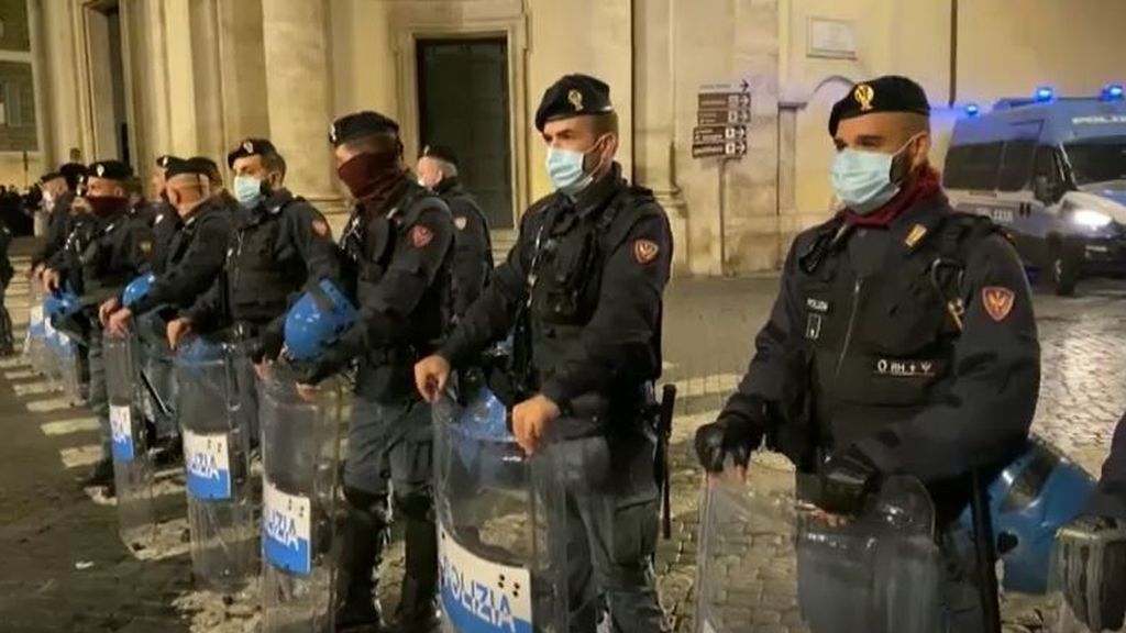 Grupos fascistas italianos intentan romper el toque de queda en Roma