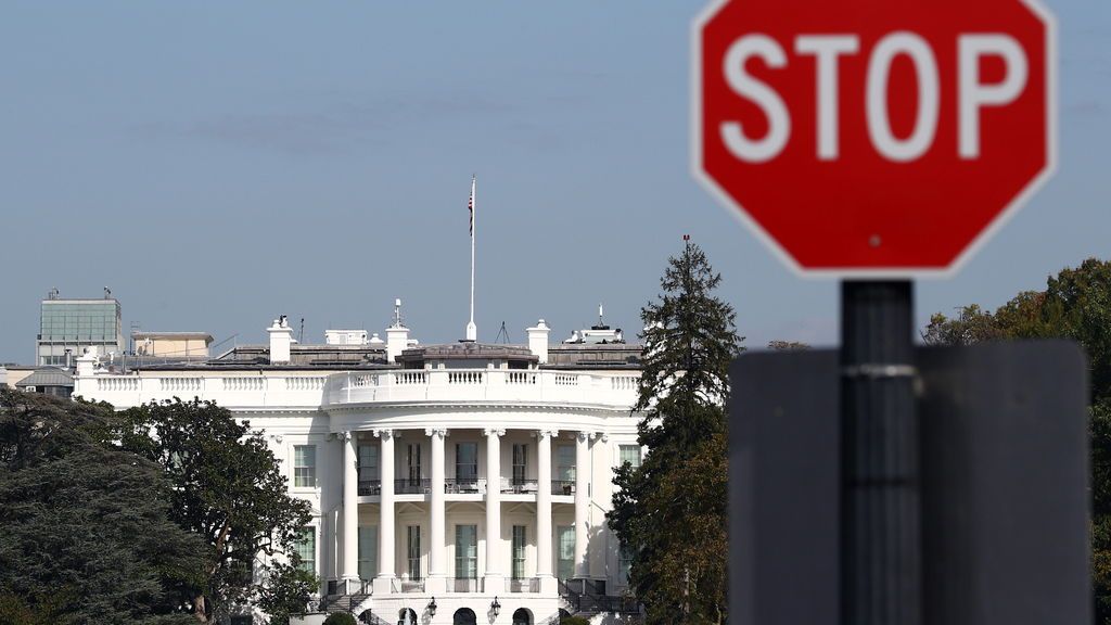 La Casa Blanca se rinde al virus: "No vamos a controlar la pandemia" La Casa Blanca se rinde al virus: "No vamos a controlar la pandemia"