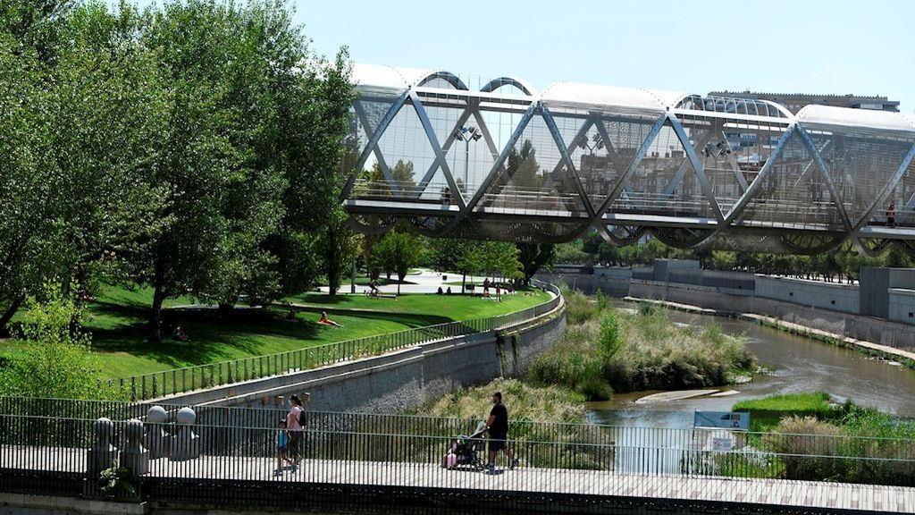 Disuelto un botellón en Madrid Río con 300 jóvenes sin mascarilla ni medidas de seguridad Disuelto un botellón en Madrid Río con 300 jóvenes sin mascarilla ni medidas de seguridad