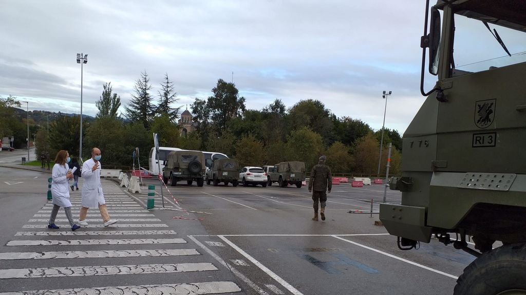 Hospital de Campaña instalado por el Ejército en el aparcamiento del Hospital de Cabueñes