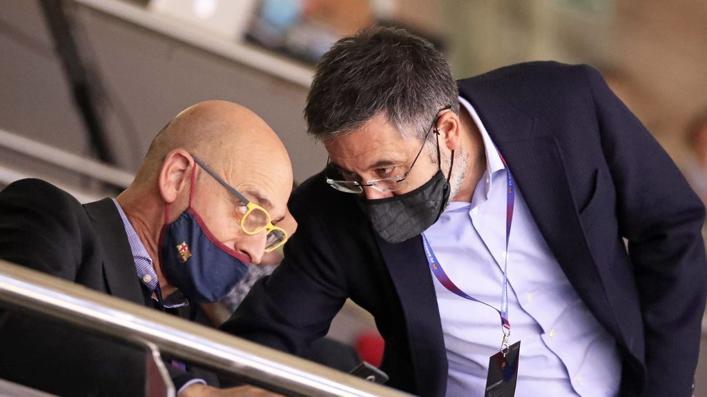 Bartomeu habla con un directivo durante un partido de la Euroliga. Bartomeu habla con un directivo durante un partido de la Euroliga.