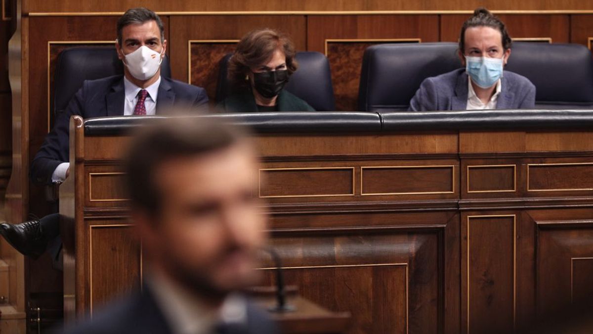 Pedro Sánchez observa a Pablo Casado desde el banco azul del Congreso Pedro Sánchez observa a Pablo Casado desde el banco azul del Congreso