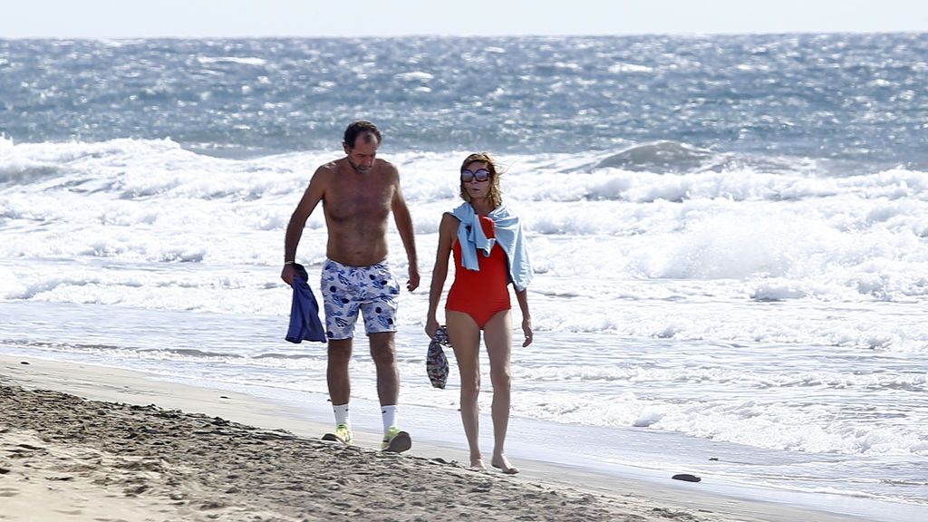 Ágatha Ruiz de la Prada junto a Luis Gasset en las playas de Gran Canaria