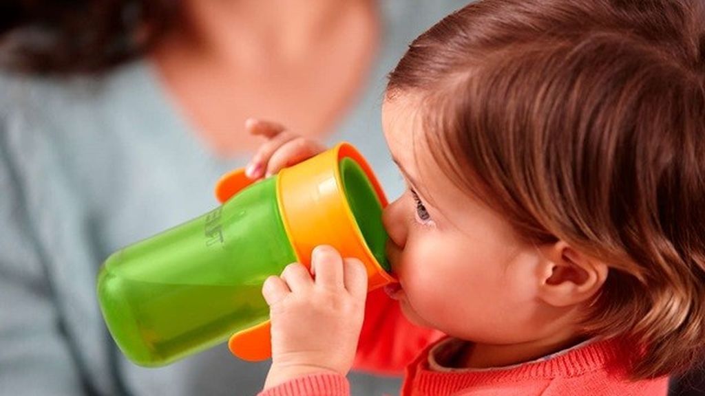 Para que los niños beban cómodamente también será muy recomendable un vaso de agua especial.