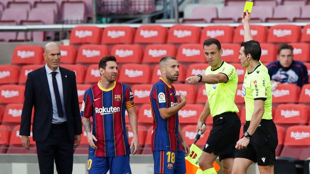 Martínez Munuera saca tarjeta a Jordi Alba por protestar el penalti de Lenglet a Ramos.