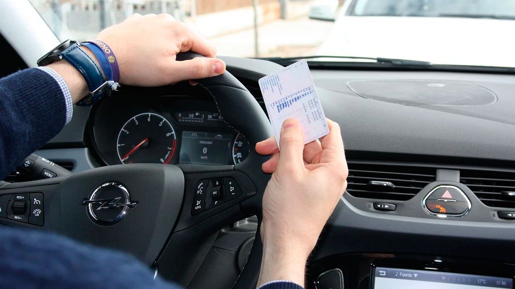 Qué documentos son necesarios llevar en el coche para evitar que te multen