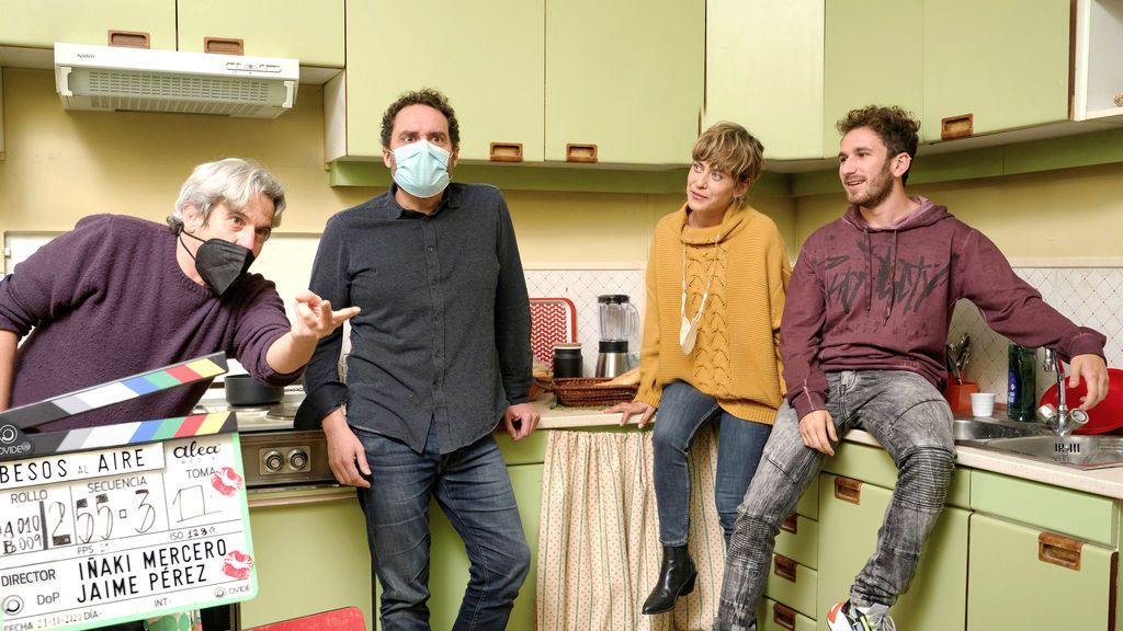 Iñaki Mercero, Aitor Gabilondo, María León y David Castillo, en un decorado de 'Besos al aire'.