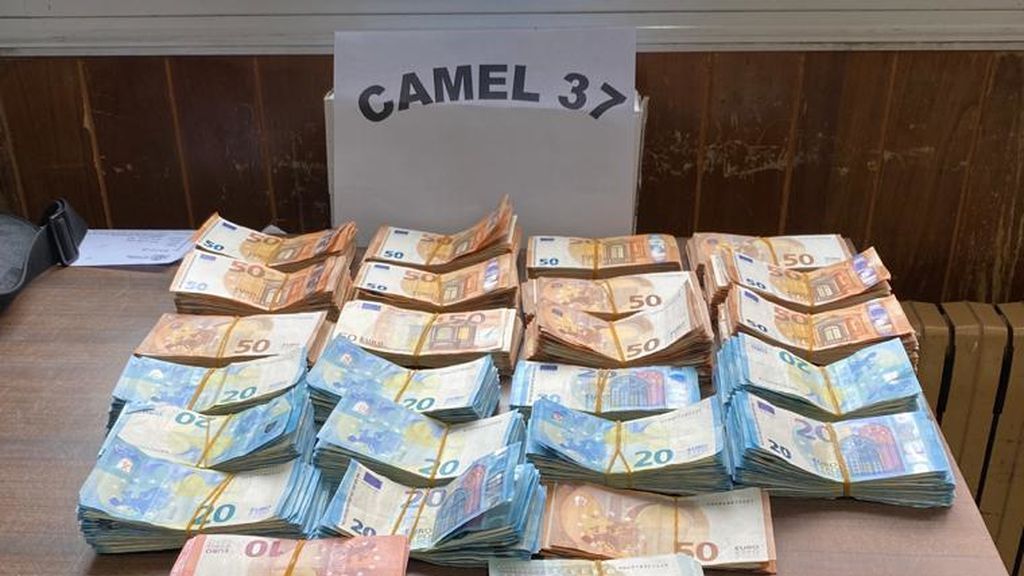 La UIP decomisa 15 kilos de marihuana y 120.565 euros en efectivo en La Junquera La UIP decomisa 15 kilos de marihuana y 120.565 euros en efectivo en La Junquera