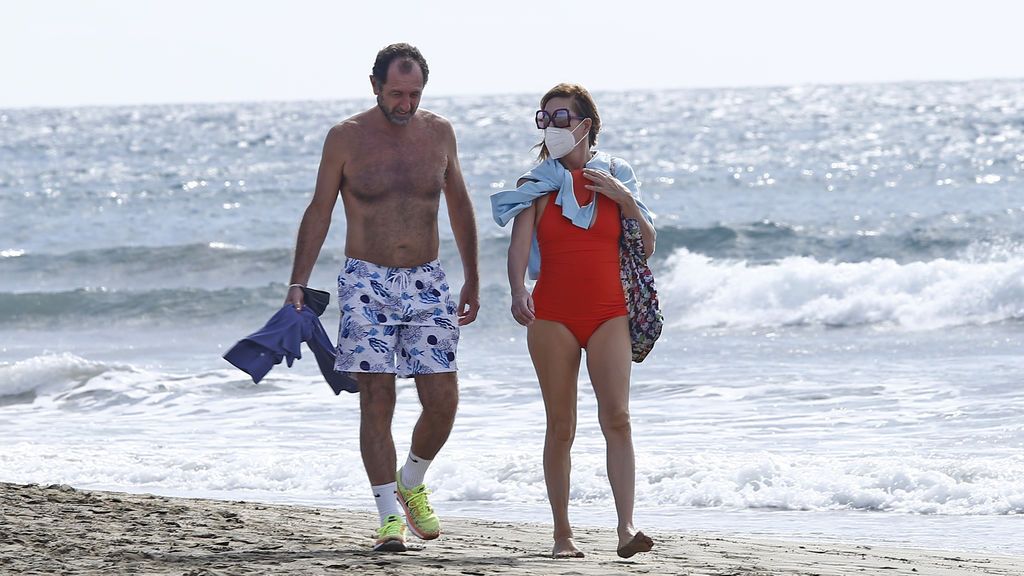 Ágatha Ruiz de la Prada junto a Luis Gasset en las playas de Gran Canaria