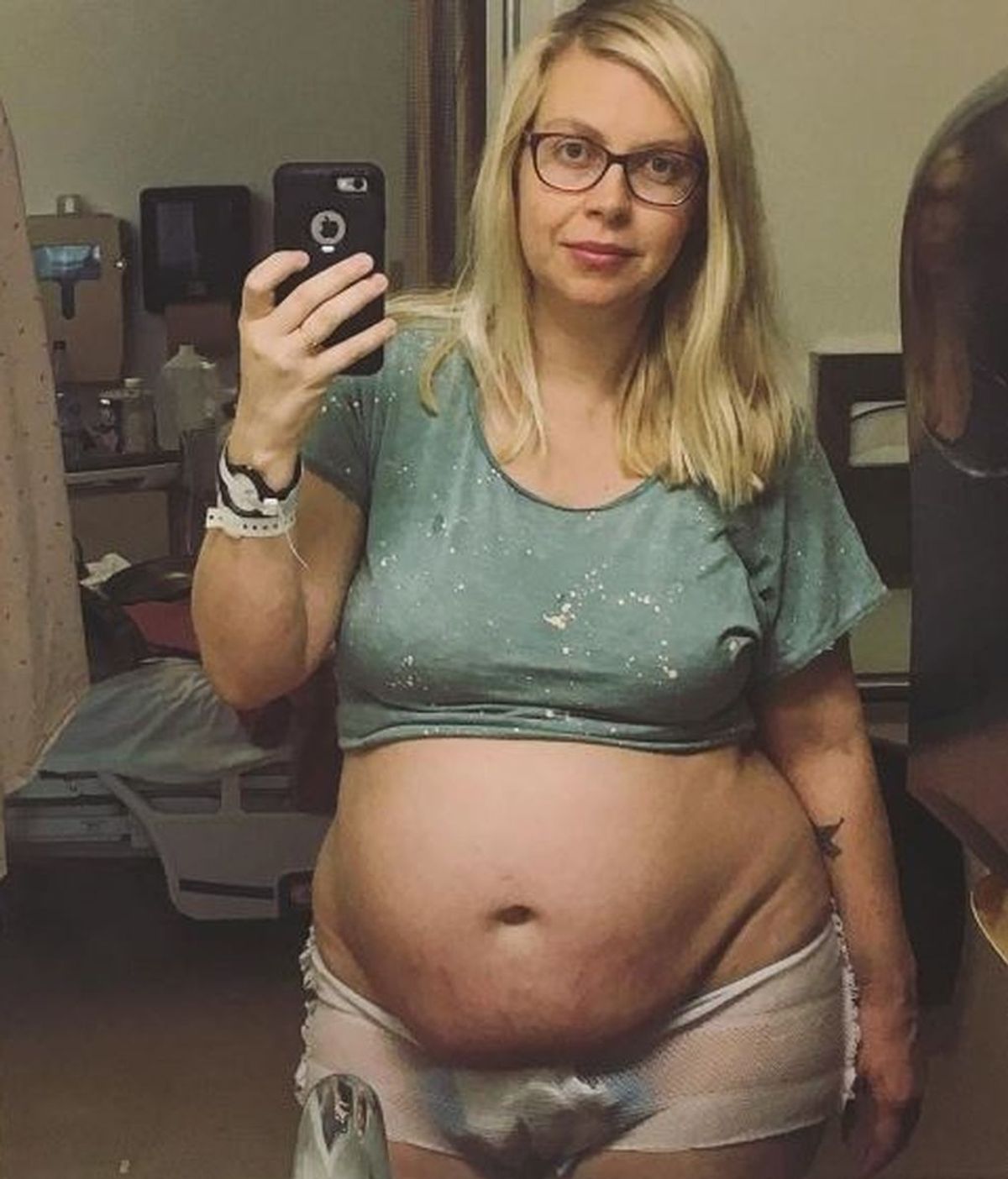 Las nuevas mamás lucen con orgullo sus cuerpos postparto 'reales'