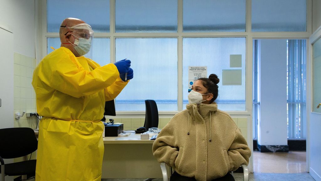 Sanidad añade 52.188 contagios desde el viernes, el peor fin de semana de la pandemia Sanidad añade 52.188 contagios desde el viernes, el peor fin de semana de la pandemia