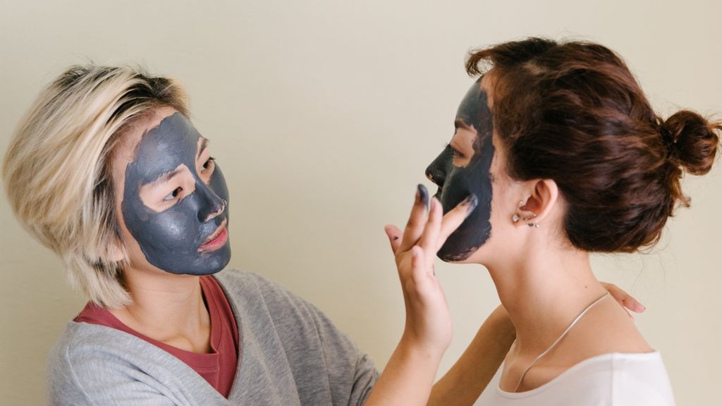 Una chica se hace una mascarilla casera facial con cúrcuma y la lía