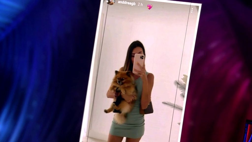 Andrea posa con el perro de Melodie