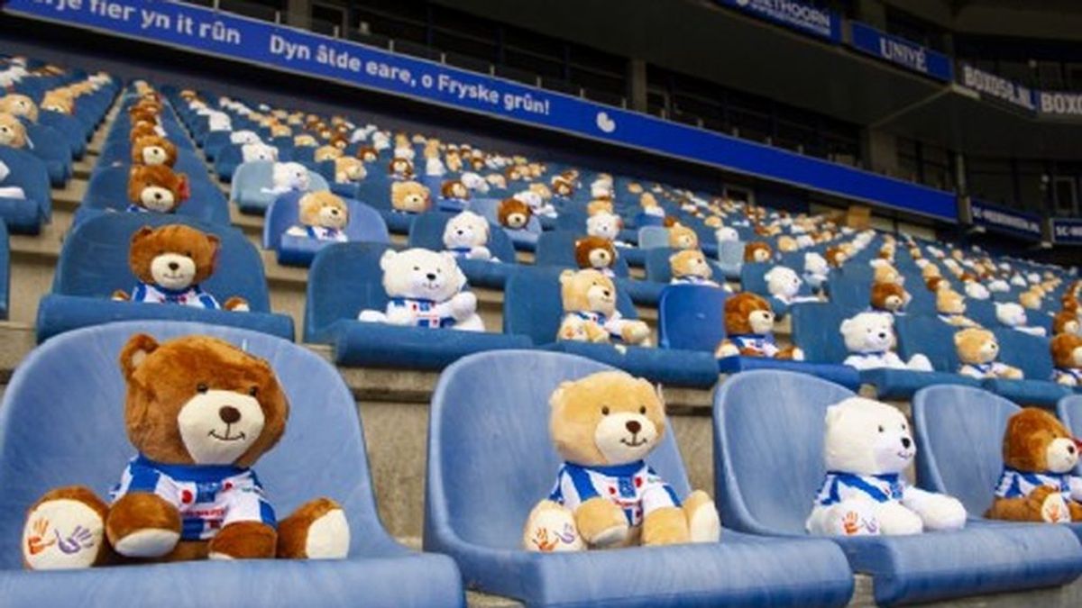 Ositos de peluche en las gradas de un estadio Ositos de peluche en las gradas de un estadio