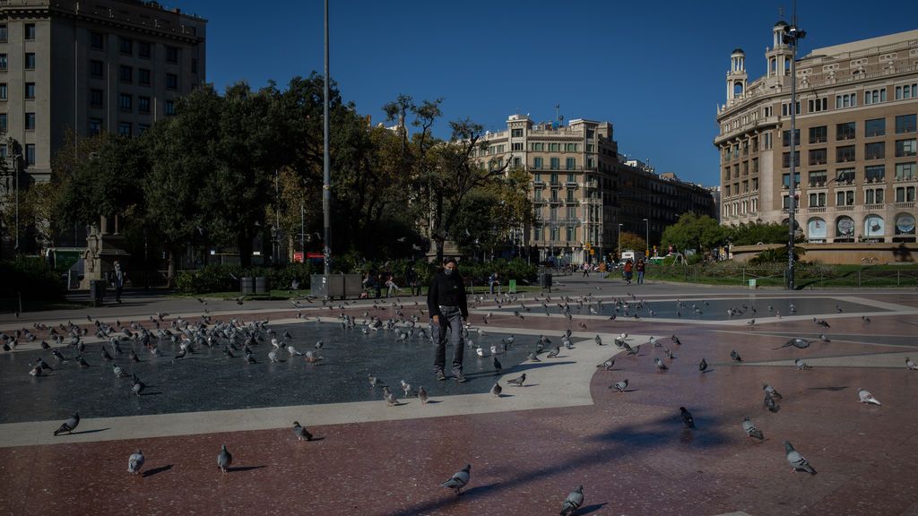 EuropaPress_3398345_mujer_camina_plaza_cataluna_primera_manana_despues_toque_queda_barcelona EuropaPress_3398345_mujer_camina_plaza_cataluna_primera_manana_despues_toque_queda_barcelona