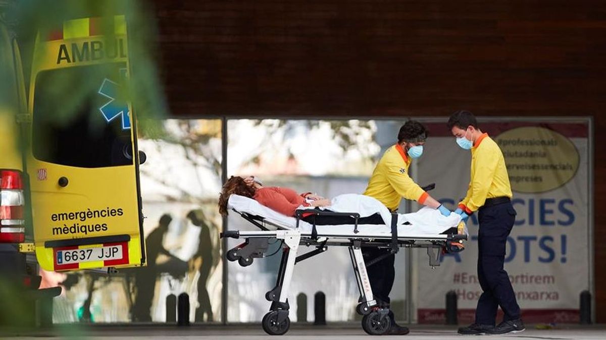 Dos técnicos de emergencias médicas ingresan a un enfermo en el Hospital de Bellvitge de Barcelona
