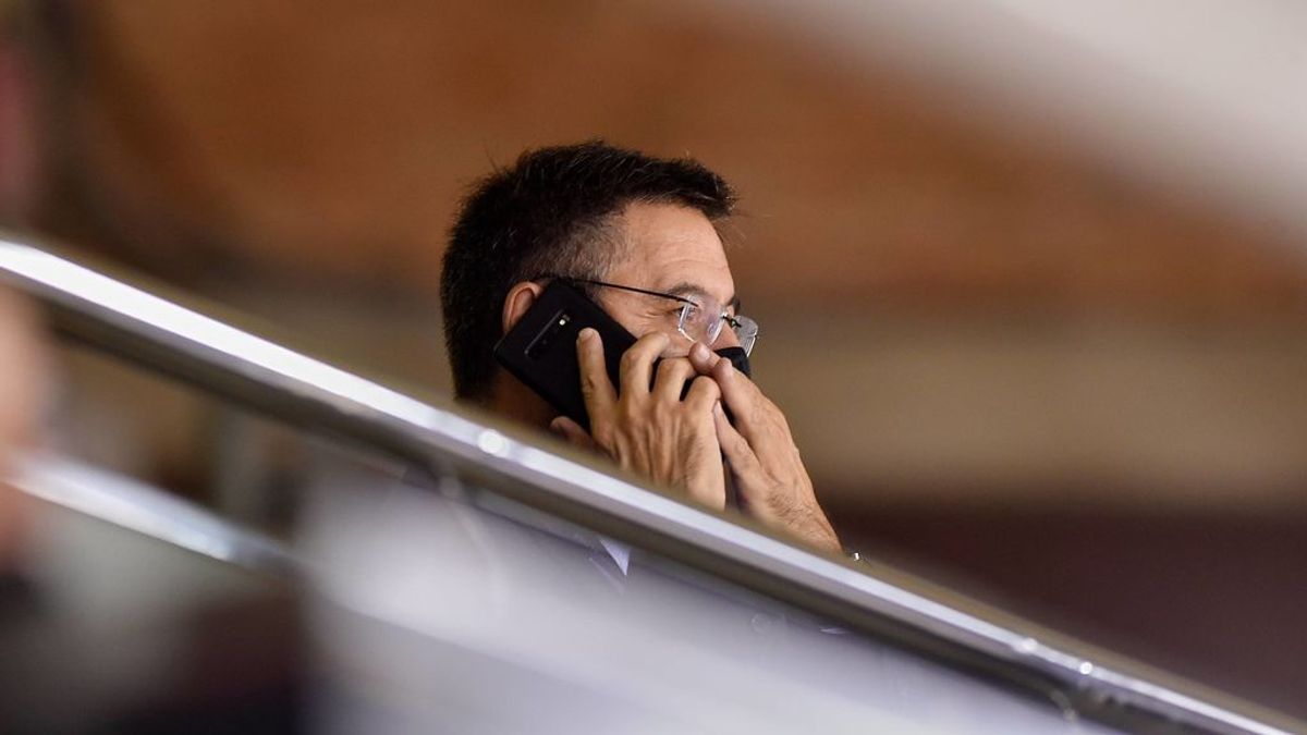 Bartomeu, hablando por teléfono en el palco. Bartomeu, hablando por teléfono en el palco.