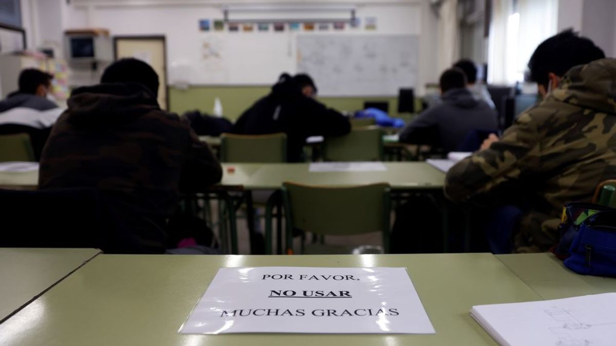 Las quejas por la semipresencialidad en secundaria: "No hay suficientes cámaras y es difícil seguir las clases desde casa" Las quejas por la semipresencialidad en secundaria: "No hay suficientes cámaras y es difícil seguir las clases desde casa"