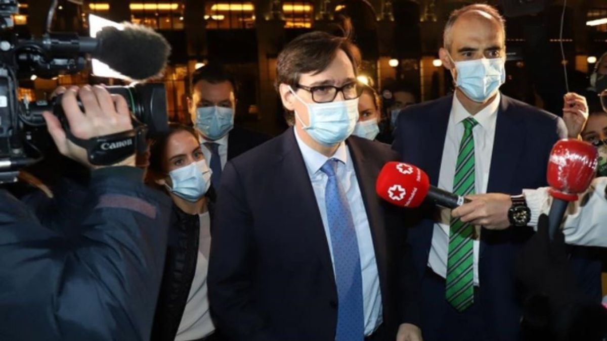 "Se ríen de los españoles": las redes estallan por la ceremonia que congregó a políticos y empresarios en plena pandemia