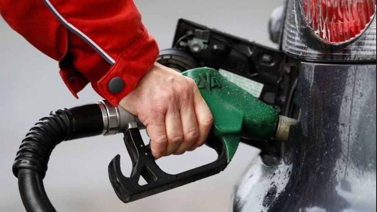 Llenar el depósito de diésel se encarecerá 3,45 euros al mes con la subida de impuestos Llenar el depósito de diésel se encarecerá 3,45 euros al mes con la subida de impuestos