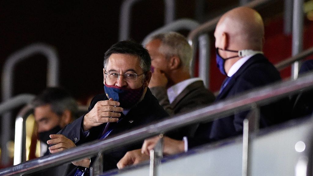 Bartomeu habla con Luis Rubiales en el palco del Palau.